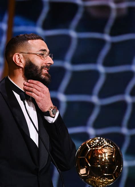 Benzema ha ritirato il Pallone d'Oro indossando .